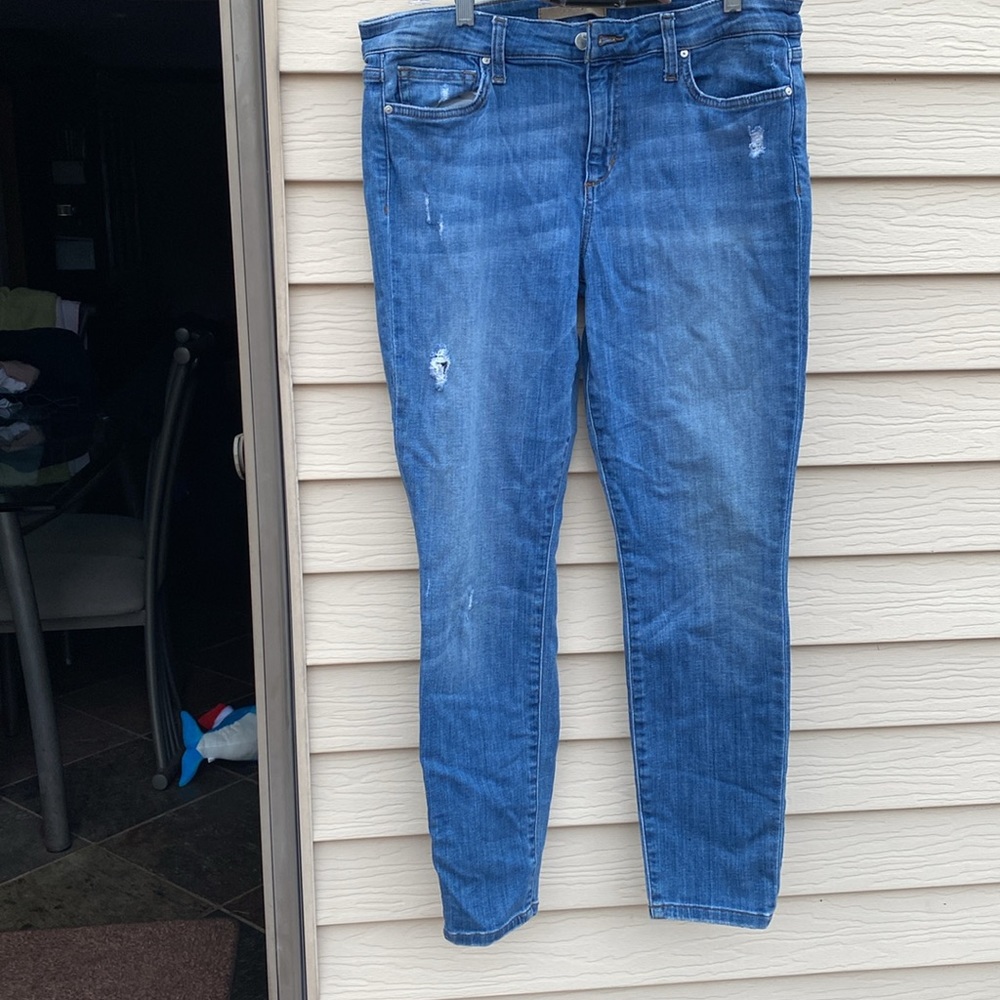 Gently worn Joe’s high rise straight leg ankle jeans. Size 32